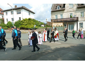 Bittprozession um den Kleinen Berg an Pfingstmontag (© Karl-Franz Thiede)